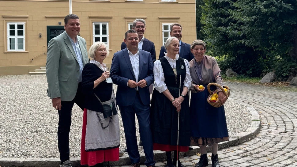 Dr. Andreas Dressel, Ralf Neubauer, Martin Sowinski, Frank Kibat und Vertreterinnen vom Museumsverein vor dem sanierten Gebäude