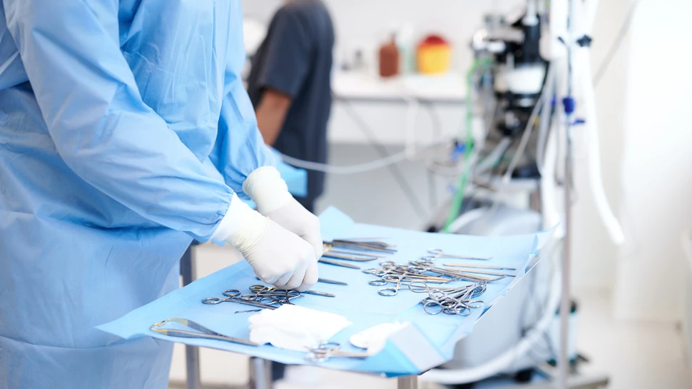 Filu Veterinary punktet mit moderner Ausstattung Arzttisch mit medizinischem Besteck, daneben eine Tierärztin
