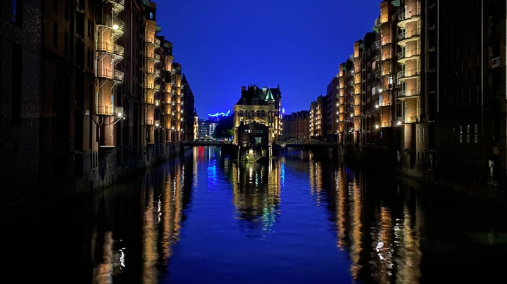 Galerie-Bild 3: Blick in den Fleet auf das Wasserschloss mit blauem Leuchten
