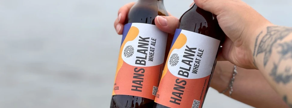 Anstoßen mit zwei Hans Blank Bierflaschen