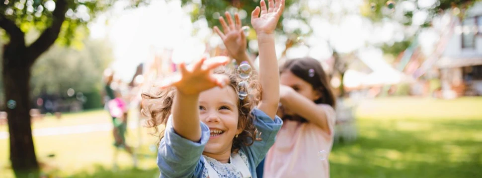 Kinder spielen im Garten, © Adobe Stock/Halfpoint