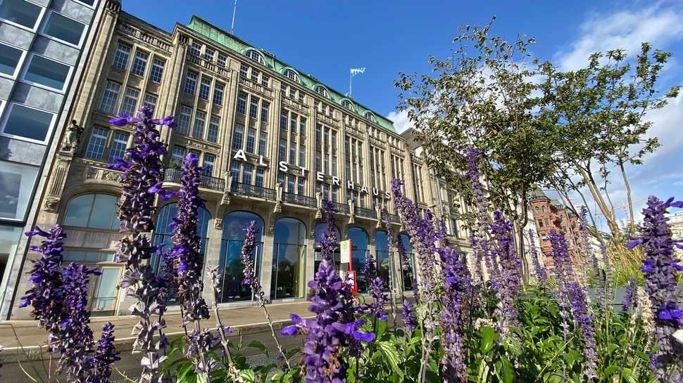 Außenansicht des Alsterhauses mit Blumen