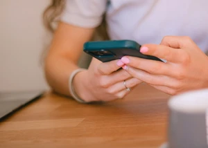 Frau mit Handy in der Hand