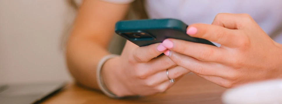 Frau mit Handy in der Hand
