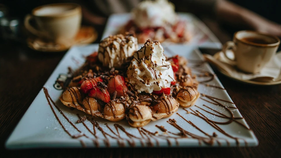 Bubble Waffle mit Erdbeeren, Sahne und Schokoladensoße