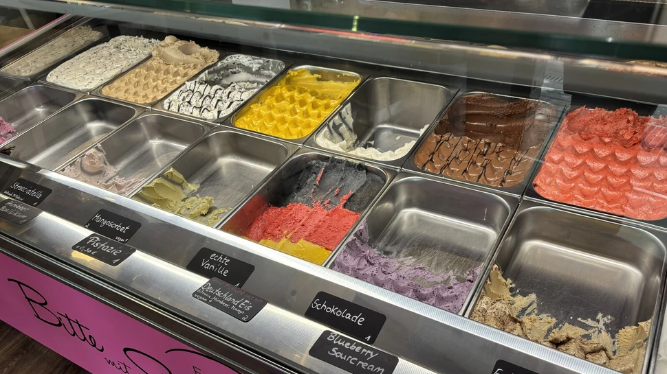 Eistheke von dem Eiscafé "Bitte mit Sahne" mit verschiedenen Eissorten.