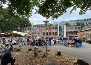 Flohmarkt auf dem Hof vom Goldbekhaus mit vielen Besuchern.