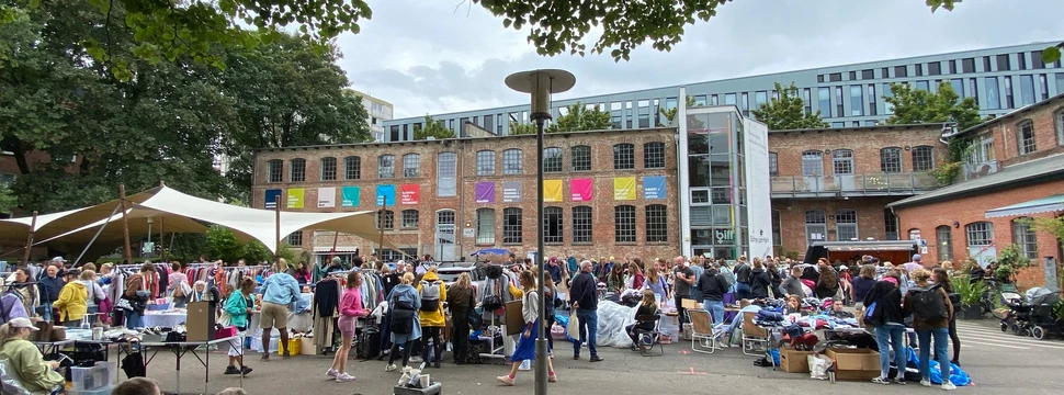 Flohmarkt auf dem Hof vom Goldbekhaus mit vielen Besuchern.