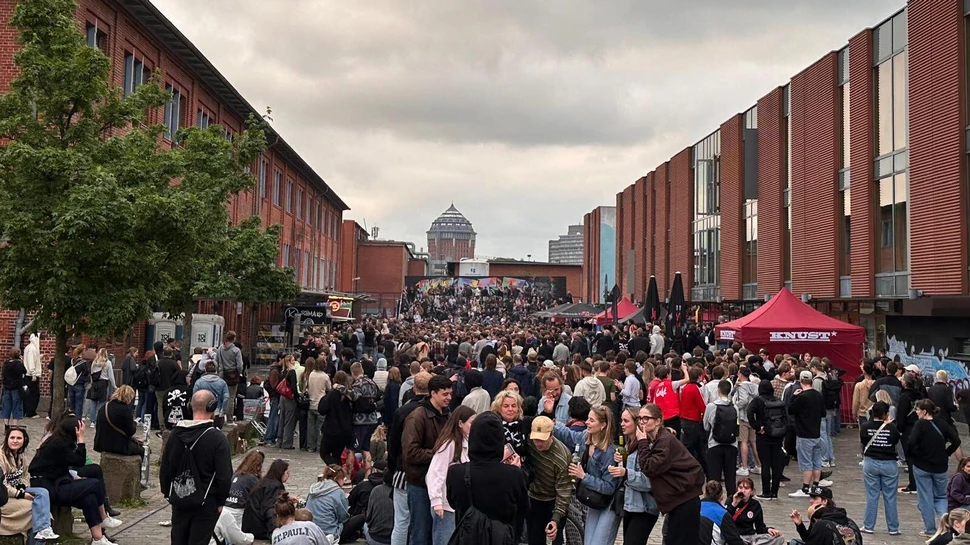 Menschen bei einem Open Air Konzert zwischen Gebäuden