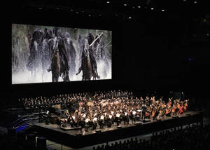 Der Herr der Ringe live in Concert Große Kinoleinwand vor der ein großes Orchester aufgestellt ist