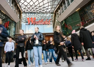 Der Eingang vom Westfield Hamburg Überseequatier