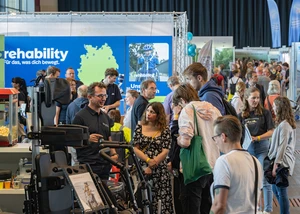 Besucher auf einer Messe