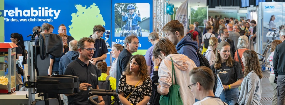 Besucher auf einer Messe