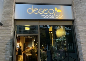 Der Eingangsbereich der deseo Tapas Bar