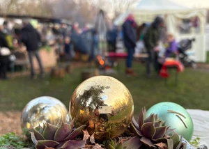 wEINHORNsmarkt in Moorburg mit Christbaumschmuck und Ständen