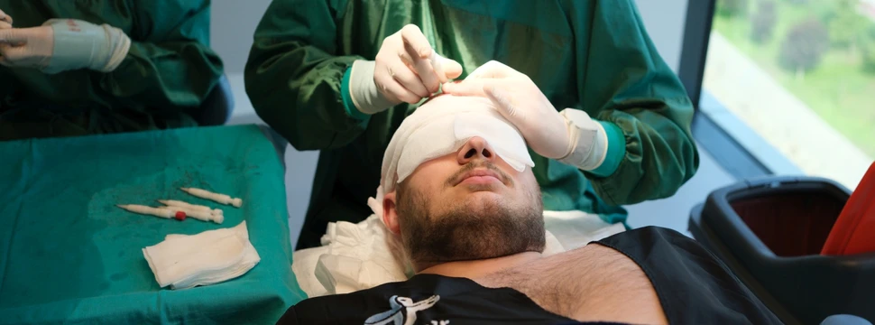 Patient und Arzt bei einer Haartransplantation