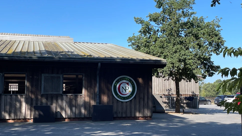 Pferdstall mit einem Schild Norddeutscher Polo Club