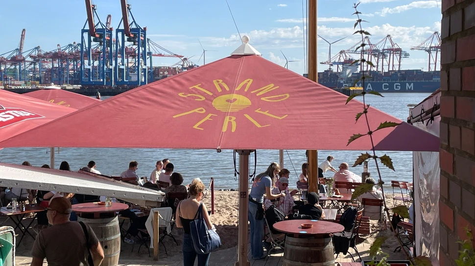 Sonnenschirme vom Restaurant Strandperle an der Elbe