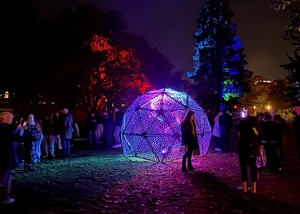 Eine würfelförmige Lichtinstallation