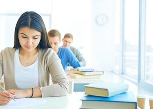 Schüler in einem Klassenraum, die eine Prüfung ablegen