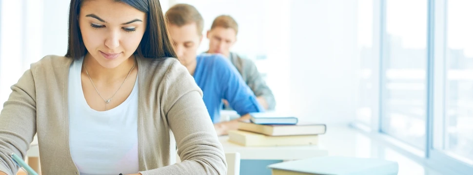 Schüler in einem Klassenraum, die eine Prüfung ablegen