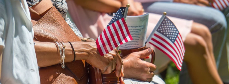 Wähler mit amerikanischer Flagge, © Larry White / pixabay.com