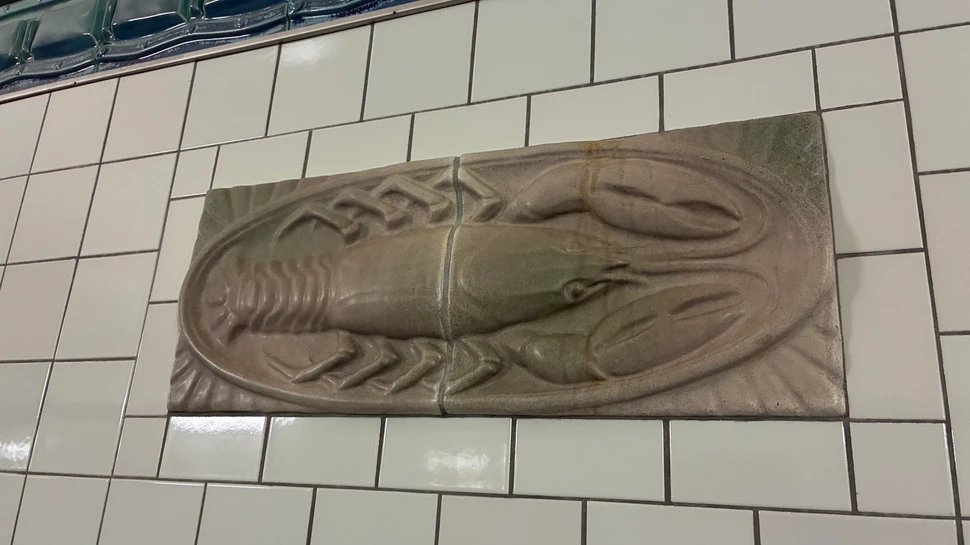 Tierrelief eines Hummers im Alten Elbtunnel