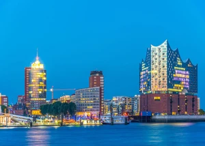 Blick auf die Hamburger Elbphilharmonie und den Hafen am Abend