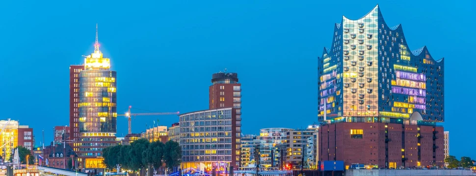 Blick auf die Hamburger Elbphilharmonie und den Hafen am Abend