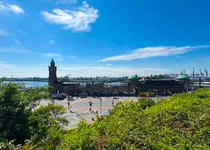 Blick auf die Hamburger Landungsbrücken