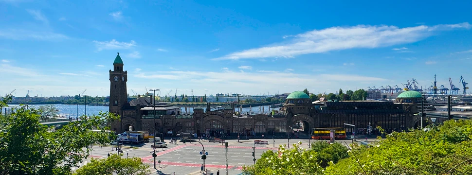 Blick auf die Hamburger Landungsbrücken