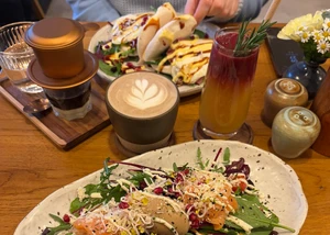 Sauerteigbrot mit Avocadocreme, Blattsalaten, Lachs und Ei