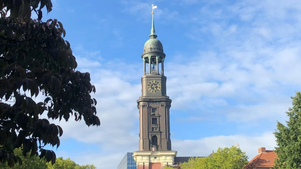 Der Kirchturm St. Michaelis