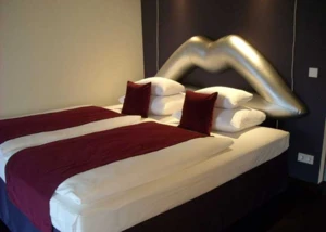 Bett im Kiez-Zimmer des ARCOTEL Onyx Hamburg, © Silke Schellhorn