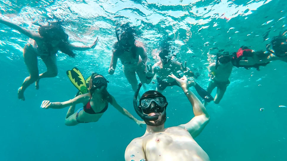 mehrere Personen beim Schnorcheln im Meer