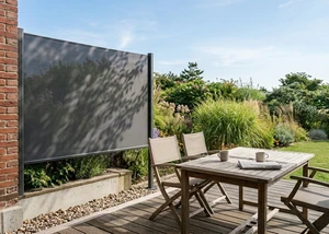 Eine Seitenmarkise neben einem Tisch mit Stühlen