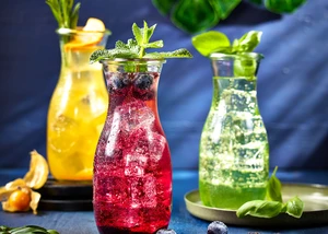 drei hausgemachte Limonaden in den Farben gelb, rot und grün