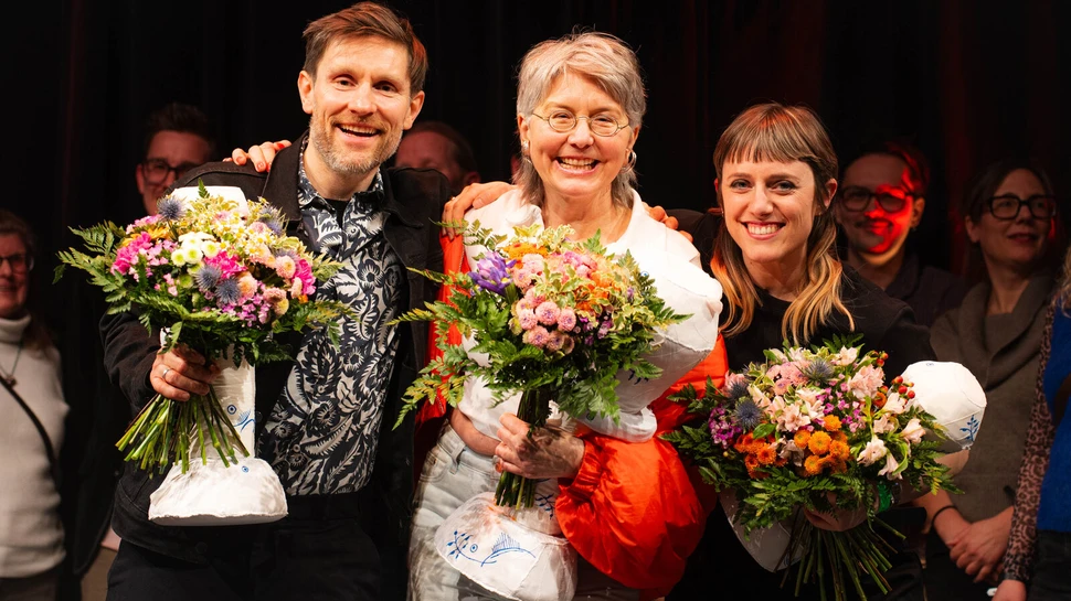 Philipp Schlüter, Katharina Block, Jane Mumford mit Blumensträußen und Siegerpokalen aus Plüsch