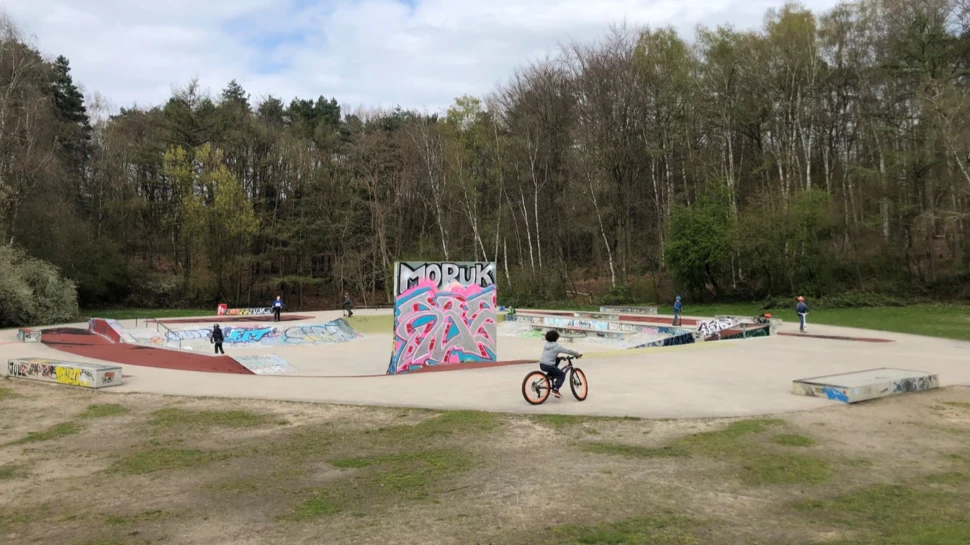 Kinder auf Rollern und Fahrrädern im Skatepark in der Rissener Kieskuhle
