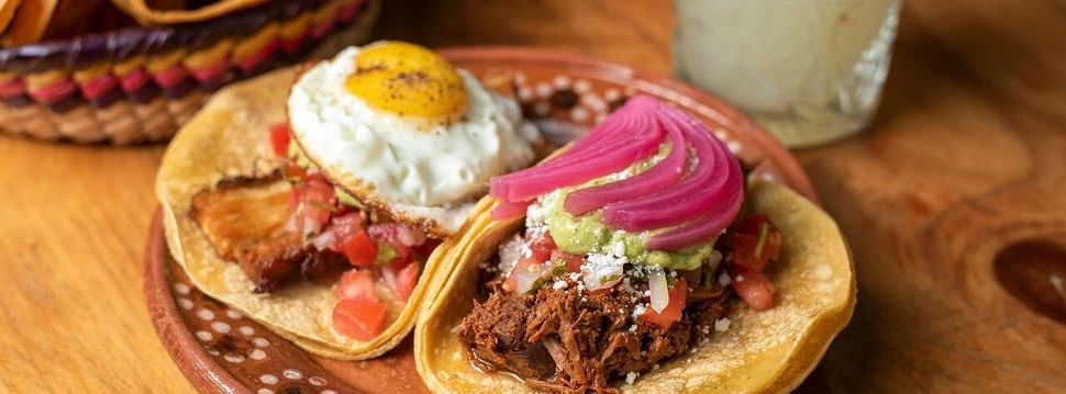 Mexikanische Tacos mit Spiegelei belegt