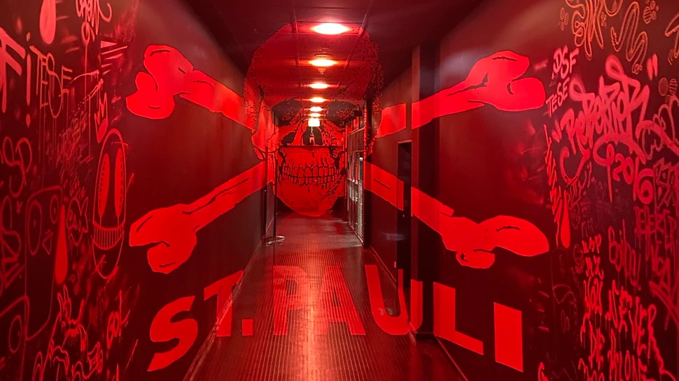 Mannschaftseinlauftunnel zum Stadion, von Künstlern gestaltet Totenkopf St. Pauli im Mannschaftstunnel des Millerntorstadions