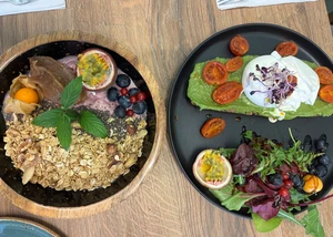 Die Very Berry-Bowl und eine Burrata-Stulle