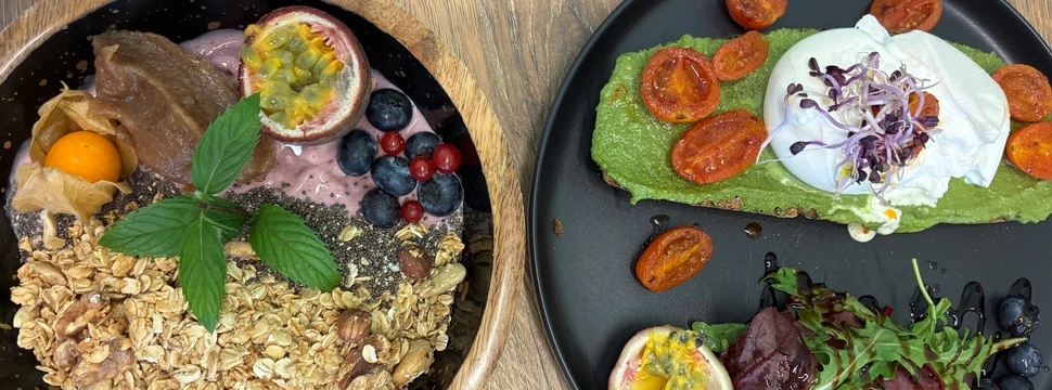 Die Very Berry-Bowl und eine Burrata-Stulle