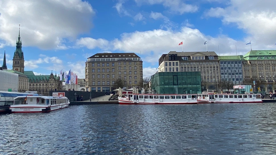 Alsterschiffe am Anleger Jungfernstieg