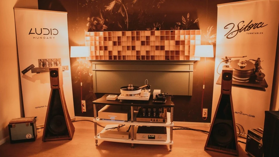 Audio Soundanlage mit Schallplattenspieler, Verstärker und Boxen in gedämpften Licht