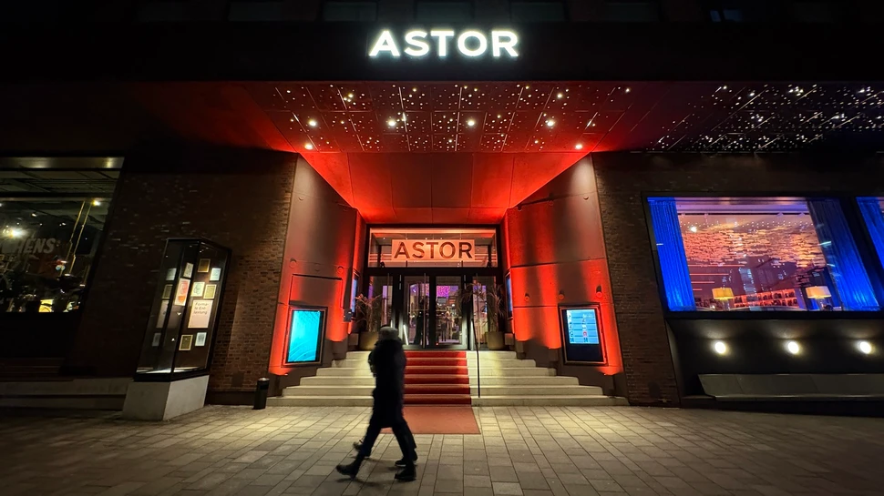 Außenansicht der Astor Filmlounge in der HafenCity bei Nacht