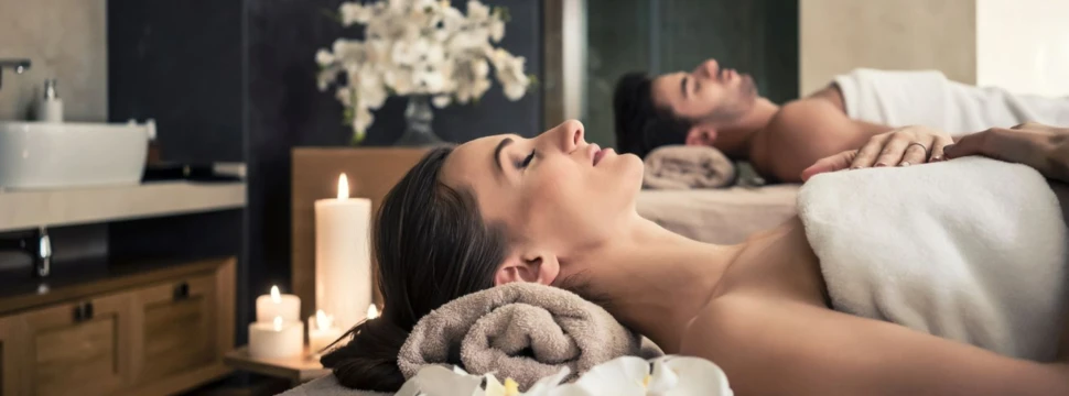 Zwei Personen liegen entspannt beim Wellness