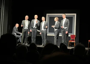 Szene mit den 6 Comedian Harmonists auf der Bühne
