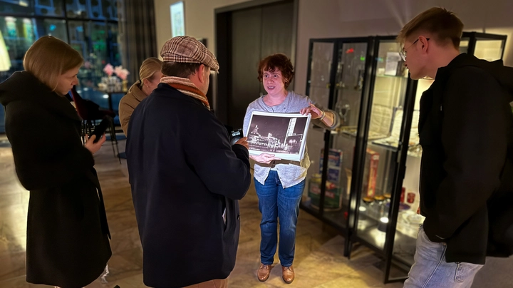 Galerie-Bild 1: Tourguide Dr. Eva Decker zeigt anschaulich vor einer Vitrine die Geschichte des Ortes
