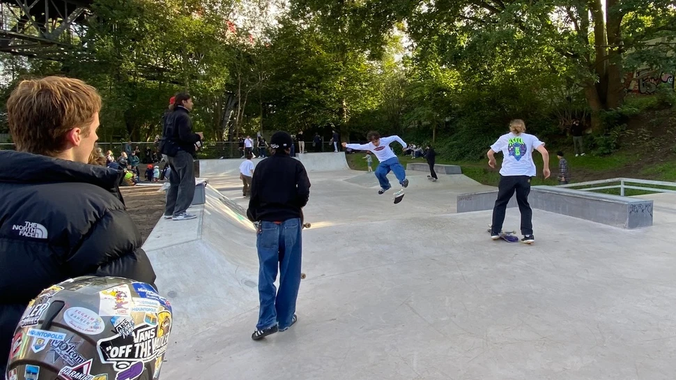 Mehrere Jugendliche mit Skateboards im Skatepark